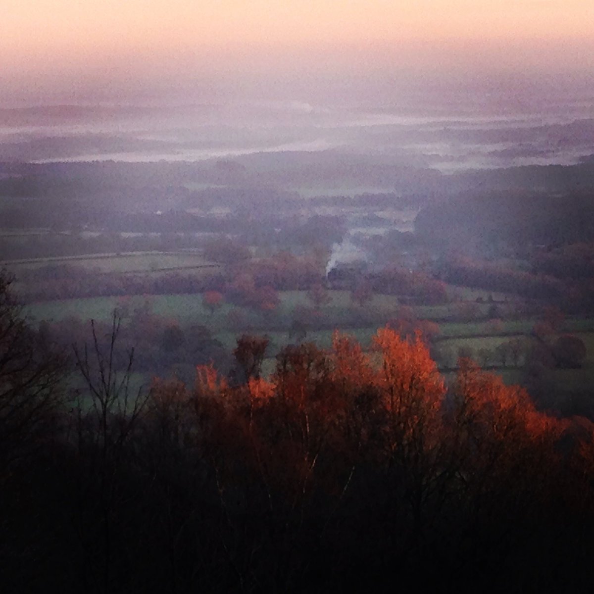 jonniewalks's tweet photo. Freezing fog hanging in the valley last night to create an air of mystery! #Countryside #landscape #getoutside https://t.co/xRarha9VNA