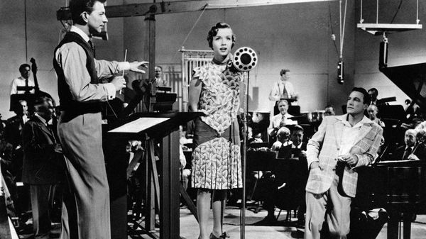 Vanishing_P's tweet photo. Singin’ in the rain de Gene Kelly &amp; Stanley Donen (1952) avec Gene Kelly, Donald O'Connor, Jean Hagen et @DebbieReynolds1. https://t.co/wVbIfLEGYN