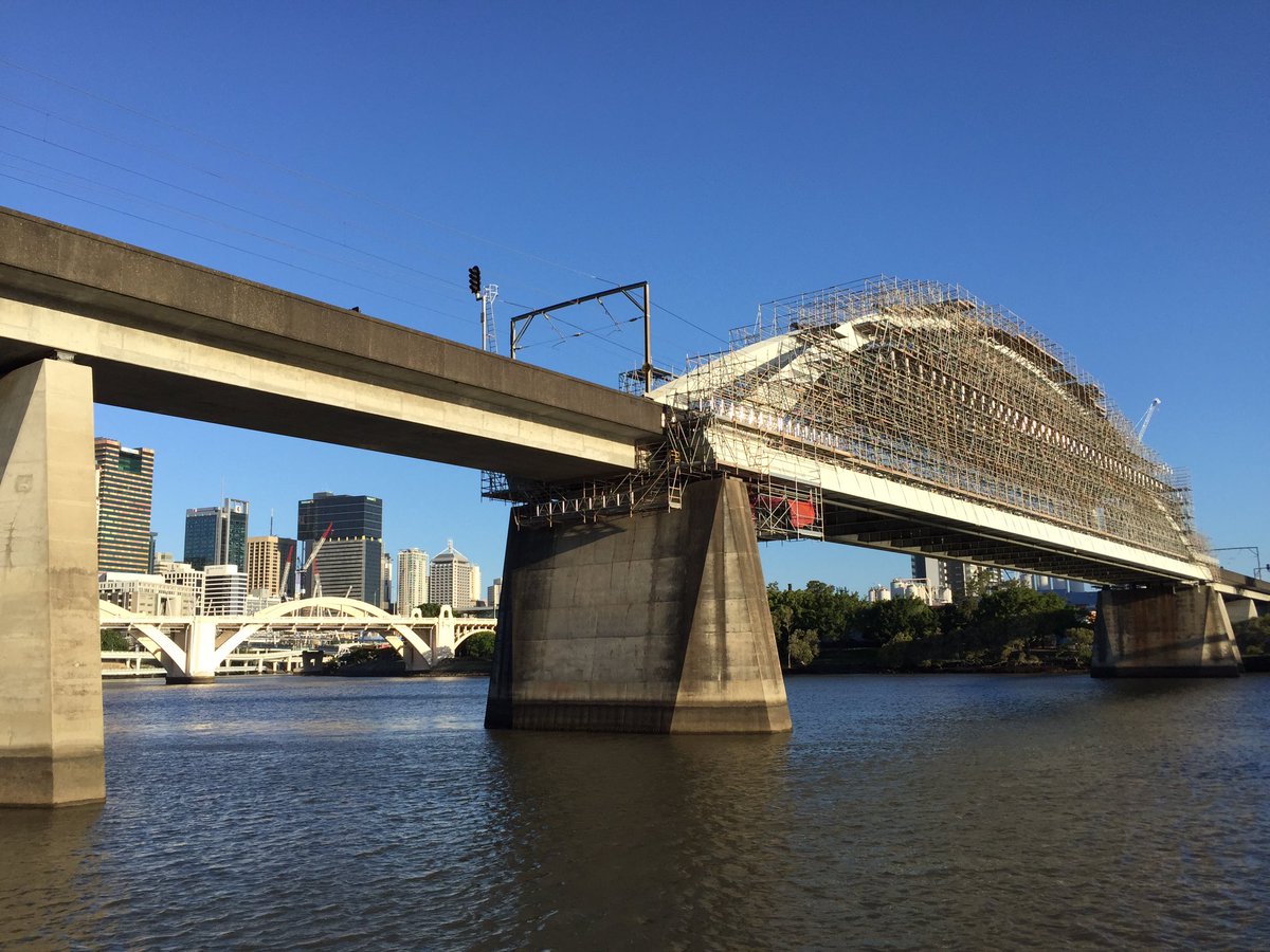SpencerHowson's tweet photo. Even when a bridge is completely covered in scaffolding, it can be beautiful. The sun just sparkles off the metal. Love this city. https://t.co/VlzkS0BS9M