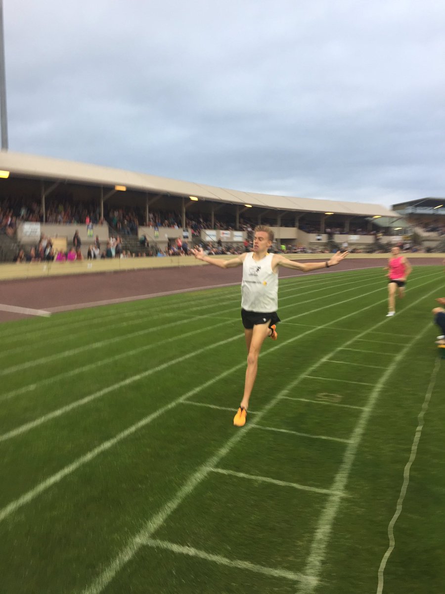 Stewart McSweyn wins an exciting open mile at Devonport. #SCAT17