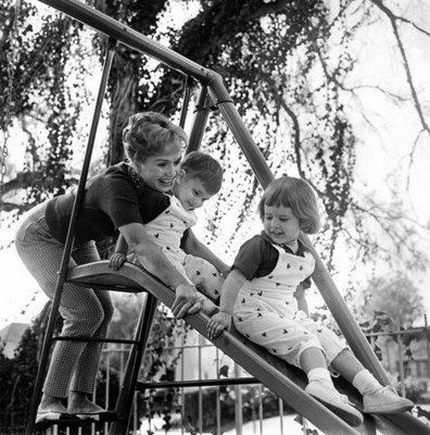 CinefiliaES's tweet photo. Demasiadas pérdidas en muy poco tiempo. La inolvidable Debbie Reynolds nos deja sólo un día después que su hija Carrie Fisher D.E.P. https://t.co/JM4ZzDUrNm
