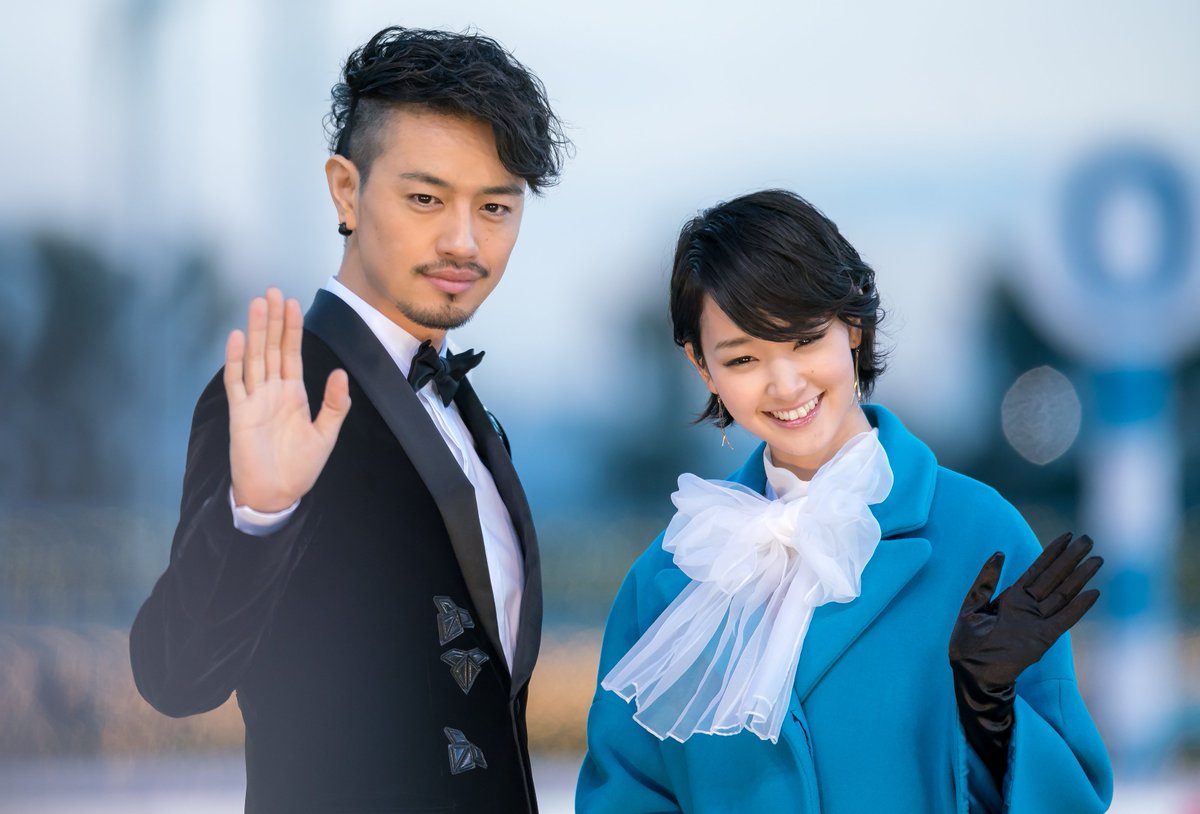 剛力彩芽・斎藤工さん競馬ポスター 俳優の斎藤工さんと女優の剛力彩芽さんが昨年に引き続き、大井競馬場の