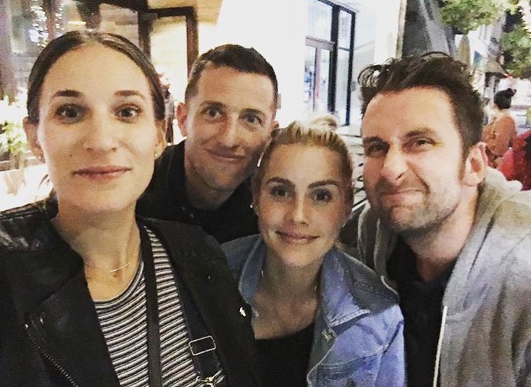 HoltSourceFR's tweet photo. #PHOTO Claire avec son mari et des amis à eux , hier soir à LA https://t.co/QJKZQfSQux