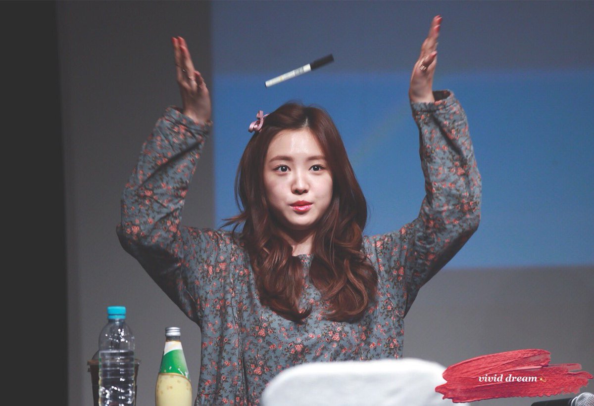 vividdream_91's tweet photo. 세시간 팬싸 끝내구 신난 나으닠ㅋㅋㅋㅋㅋㅋㅋㅋㅋㅋ(˃᷄ꇴ˂᷅ ૂ๑)펜이 날아다녀! @Apinksne #에이핑크 #손나은 #나은 #Apink https://t.co/scENmmSDZR