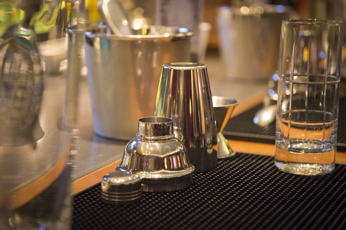 DryMartiniJDLM's tweet photo. «The bar at your home». The essentials to craft the best cocktails at in New Year's Eve https://t.co/OyjvpZ4ZNn #DryTips #Cocktails #Home https://t.co/WpXYX2r9Kc