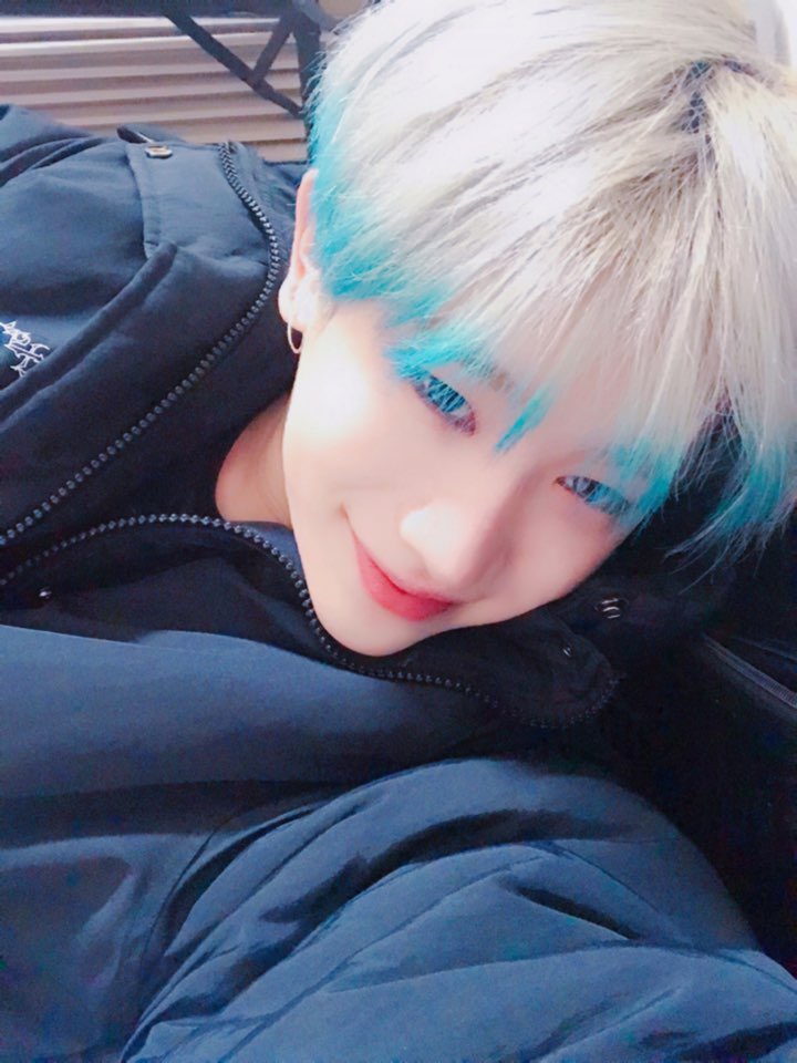 OfficialMONSTAX's tweet photo. [#원호] 지금은 패딩입고있지만 잠시후 레드카펫에서 변신하겠어 이따봐 #KBS가요대축제 https://t.co/L6niBqlqfH