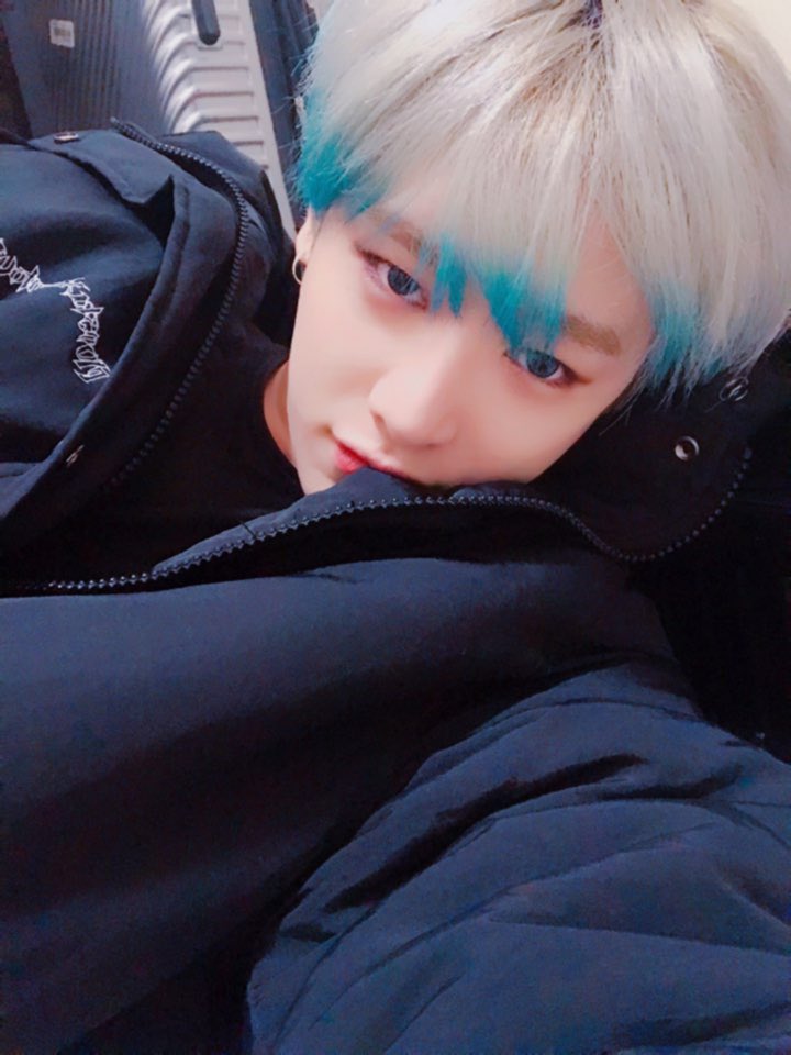 OfficialMONSTAX's tweet photo. [#원호] 지금은 패딩입고있지만 잠시후 레드카펫에서 변신하겠어 이따봐 #KBS가요대축제 https://t.co/L6niBqlqfH