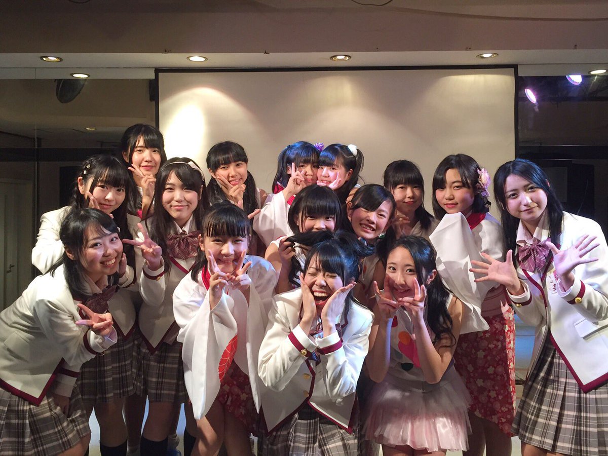 Girls_arisa's tweet photo. 2016年ラストのライブめっちゃ楽しかったー！！
本当に本当に楽しすぎて息切れした。笑
今までで1番楽しくて幸せやった！
生きててよかったぁぁぁ\( ˙▿︎˙ )/
三日月夜のMV公開で号泣してしまった。。それくらい思いが詰まったMV。
この後すぐ公開です！！お楽しみに！ https://t.co/yXLPKDfSK5