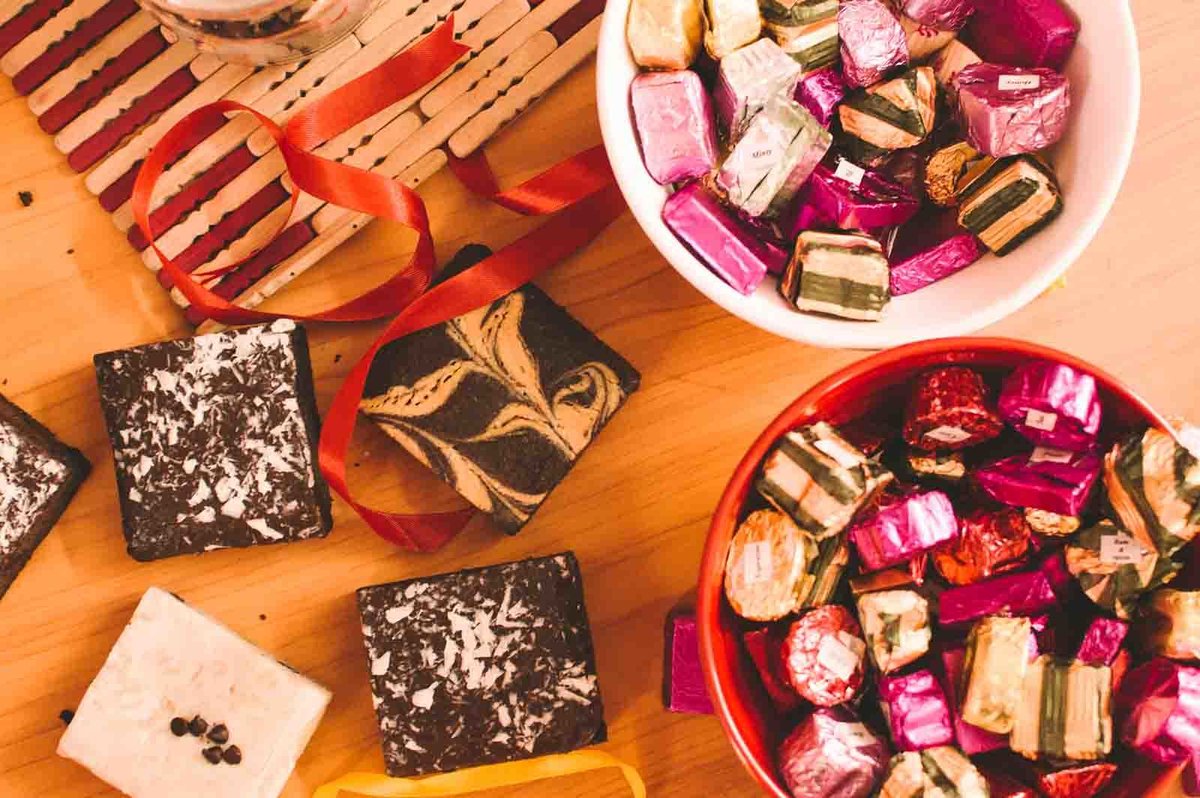 melete_sn's tweet photo. Bowls full of chocolates and paltes full of brownies - ready to usher the new year.
#chocolates #brownies #HappyNewYear #NewYearBash https://t.co/EmLJIkupIv