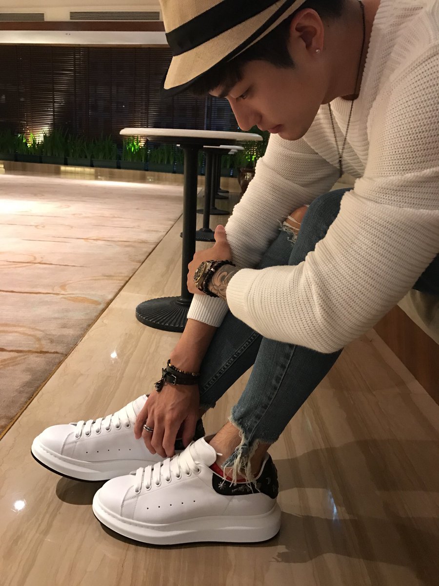 LeeJH_2107's tweet photo. Thx so much mydy @MoA_AeiM _aeim sepatu and gelangnya Luvvvvv itttt!!! 😍😍😘😘😘 https://t.co/2aoqEHAkxM