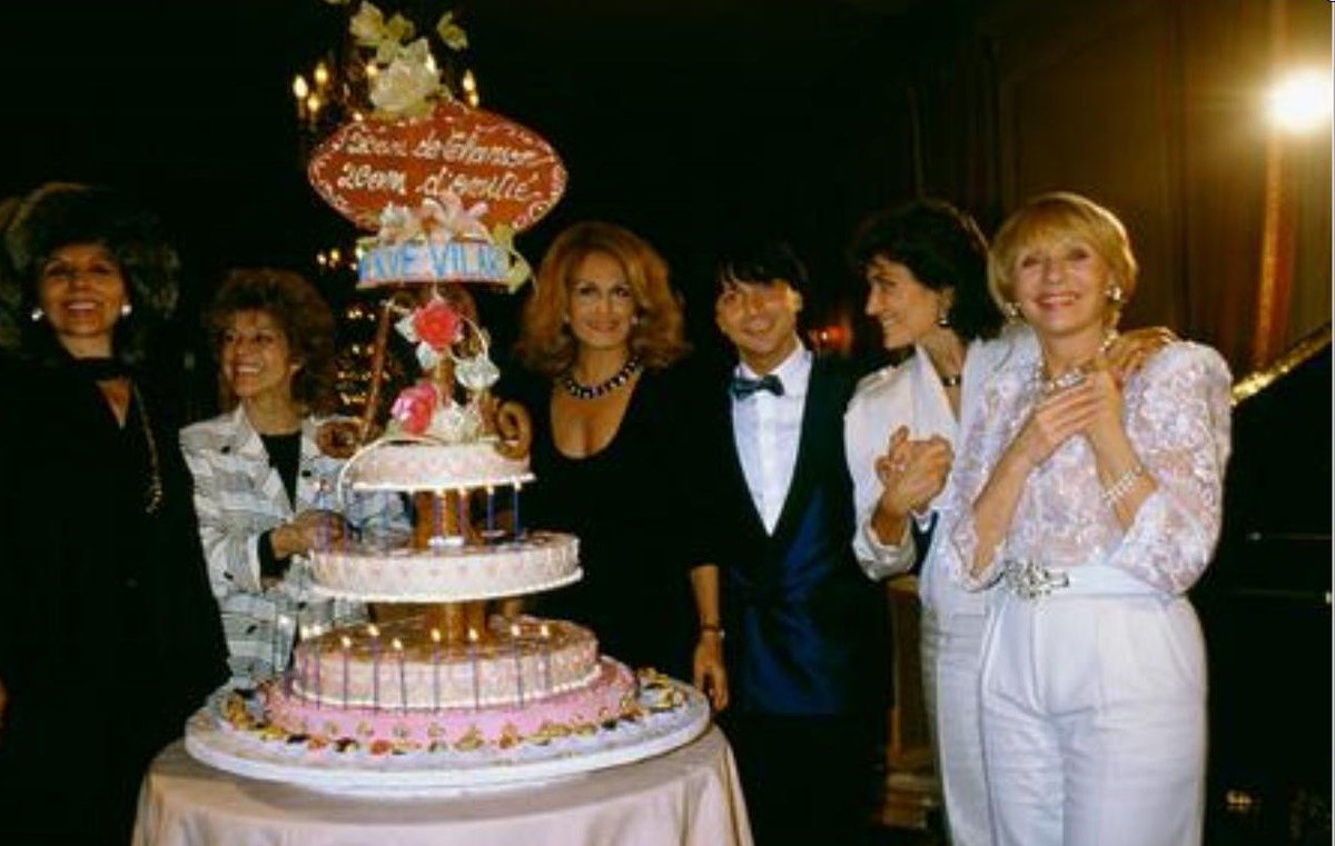 AliceSapritch's tweet photo. Alice Sapritch, Nicoletta, Dalida, Hervé Vilard, Linda de Suza et Annie Cordy, au restaurant du Fouquet à Paris. https://t.co/VEGjrnNBBI