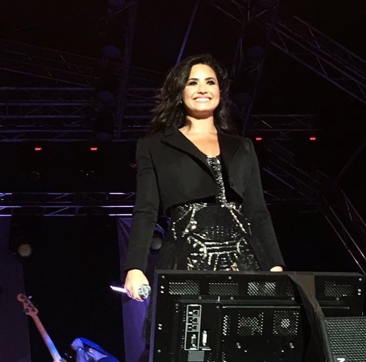 l_ddevl0502's tweet photo. Demi was performing tonight in St. Maarten for @CelebrityCruise last night #DestinationDemi https://t.co/48XsfleomA