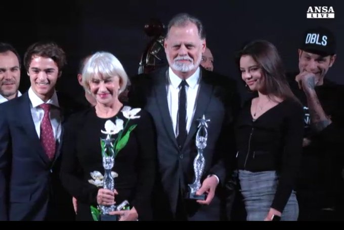 Premiare Helen Mirren e Taylor Hackford, un onore indimenticabile... #caprihollywood #festival https://t<a href="/tag/festival"class="tags"><span>#festival</span></a><a href="/tag/caprihollywood"class="tags"><span>#caprihollywood</span></a>