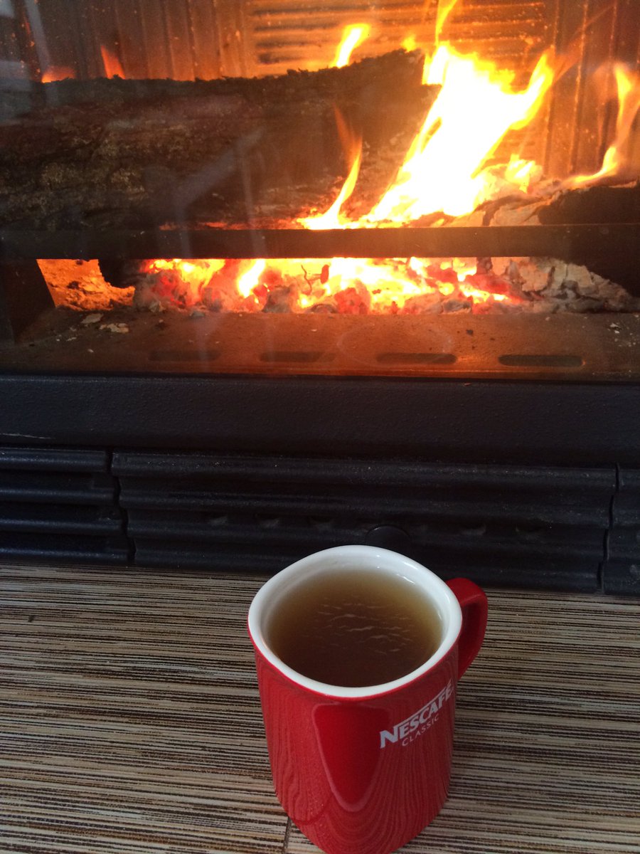 K_Dimitrak's tweet photo. Κι έξω #χιονι ❄️⛄️ Και του χρόνου με υγεία! https://t.co/VSICixJ9JO