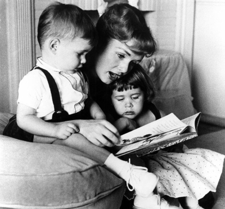 notrecinema's tweet photo. #rip #DebbieReynolds #CarrieFisher
Pensées pour ces 2 femmes extraordinaires.
Le matin on a peur en regardant la TT
#Stop2016 https://t.co/NB1czVjItK