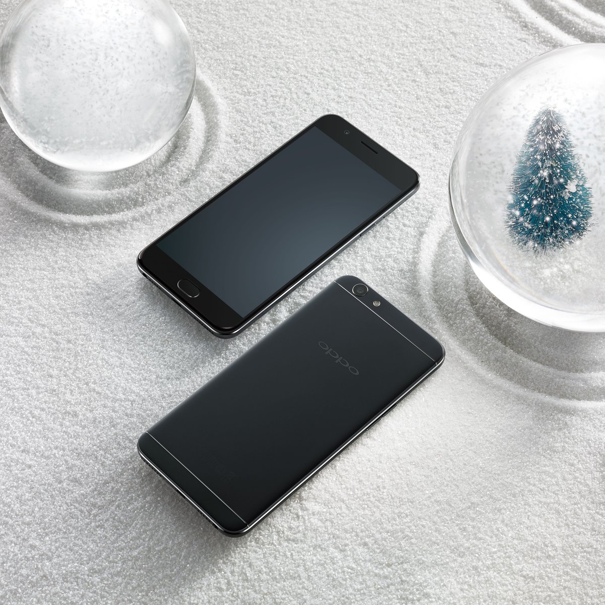 oppo's tweet image. 2017 is just around the corner. Celebrate New Year with the #SelfieExpert