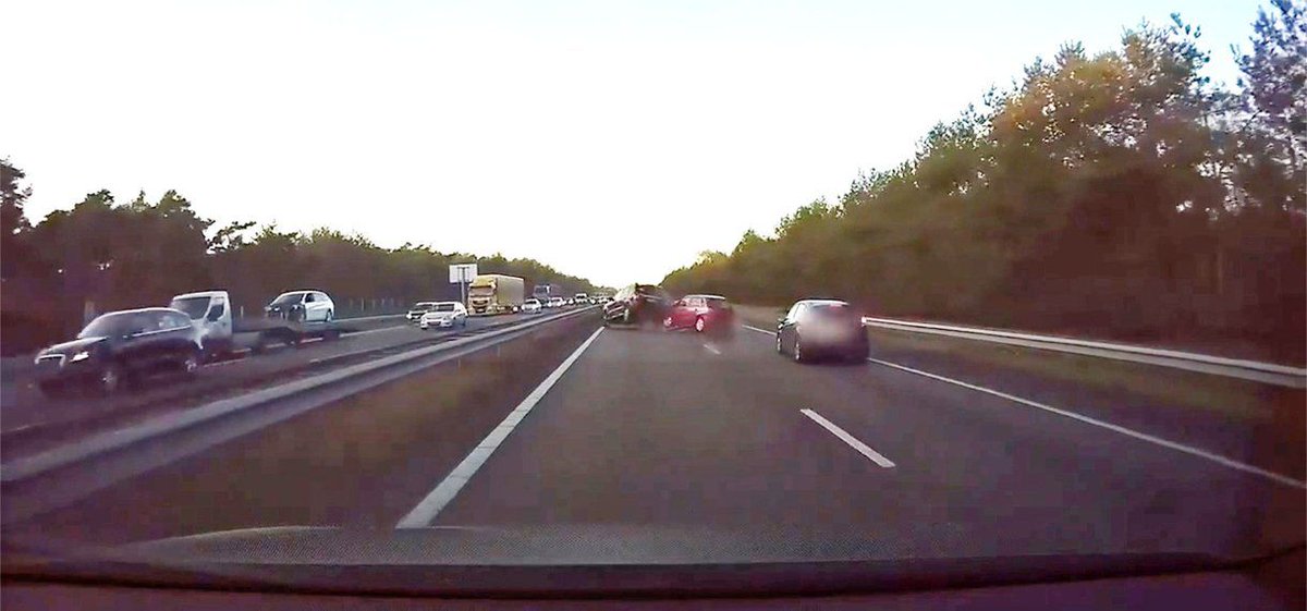 geektopic's tweet photo. El piloto automático de Tesla evita un accidente antes de que se produzca https://t.co/Q7ryDqJZFl https://t.co/Ewycs1rcjs