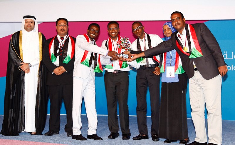 QatarDebate's tweet photo. لحظة تتويج فريق جامعة الخرطوم، الفائز بالبطولة الدولية الثانية لمناظرات الجامعات باللغة العربية سنة 2013.
#أرشيف_مناظرات_قطر #IUADC2 https://t.co/x8IPu97gBN