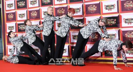 ChangsubFAM's tweet photo. 161229 ท่าโพสในพรมแดงวันนี้ มาจากเมโลดี้แนะนำค่ะ 5555555 ยอมจริงๆค่ะ😂😂😂 cr.Btob_Mel  #KBS가요대전 #BTOB https://t.co/q3UBbNQrv6
