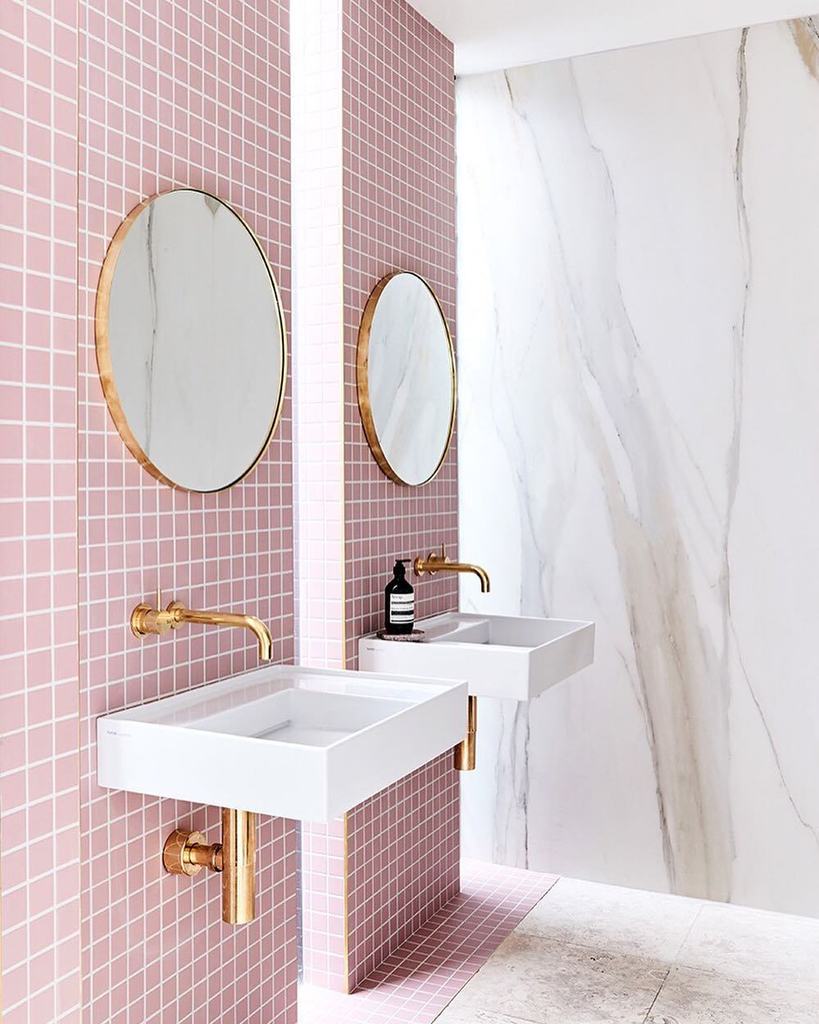 Bathroom goals via @becjudd 
#bathroomgoals #bathroomdecor #pinktiles #pinkbathroom instagram.com/p/BOmROpil-v8/