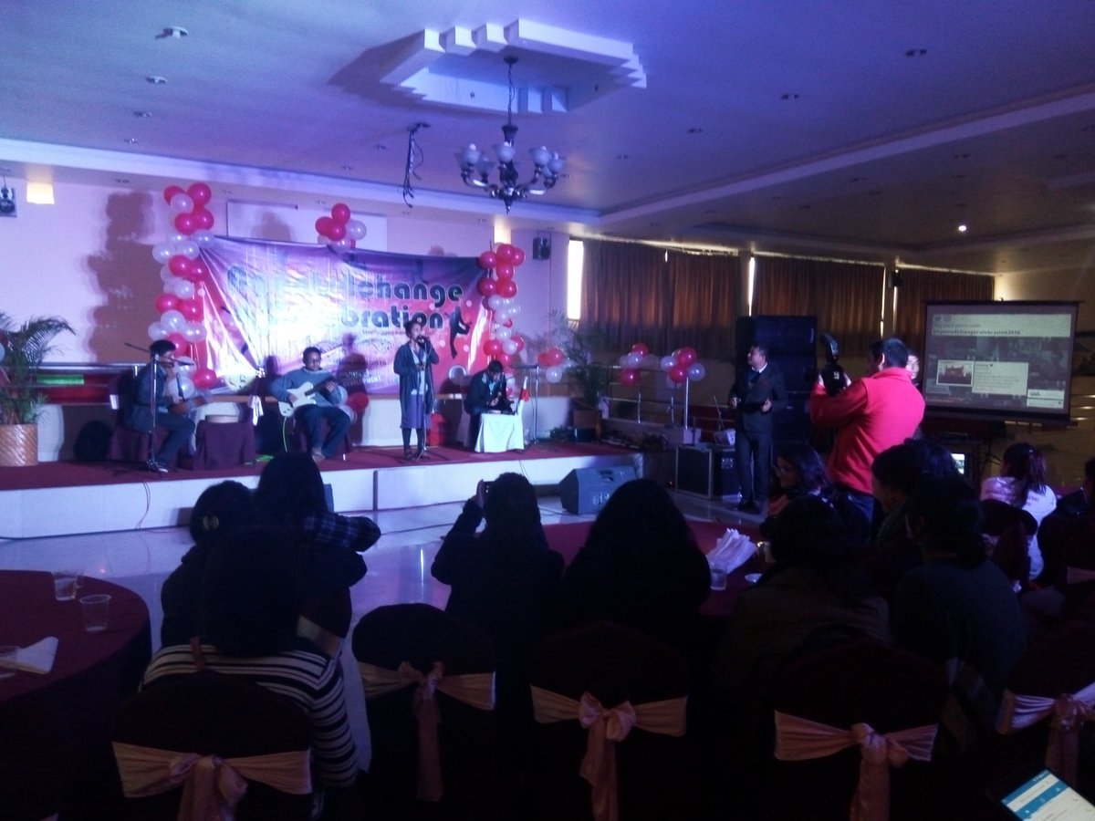 veezay47's tweet photo. Baajaa on the floor... Major band... #unplugged #Agents4ChangeCelebration2016 #WeAreRestless #dance4life https://t.co/0omdsm5rwy