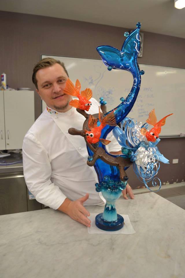 "Cioccolato e zucchero artistico sono due passioni, direi quasi due malattie.”
#EmmanueleForcone #teamMassari