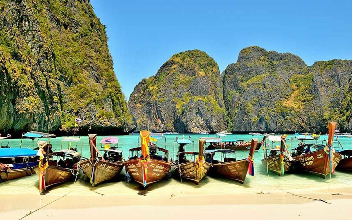 BluedNam's tweet photo. Post ngay ảnh #fistkiss2017 lên Blued để nhận ngay 1 chuyến du lịch cho 2 ng đến đảo Phuket https://t.co/sEpsOOGtIS