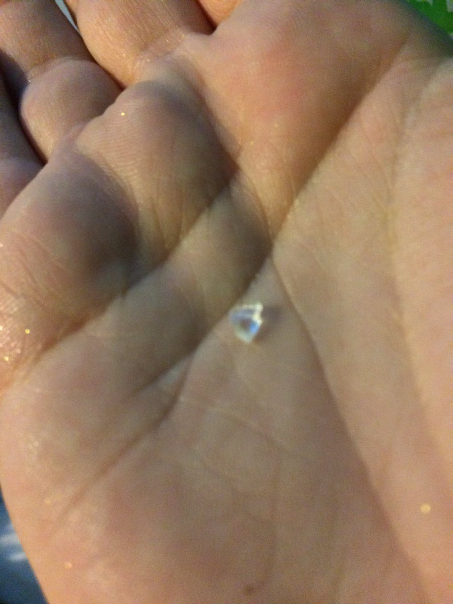 Amzyblock93's tweet photo. No joke....a bit of glass came out of my SFTS! Surprised it didn't cut me from how jagged it is! @LushWeCare https://t.co/A0SGKSH5TT