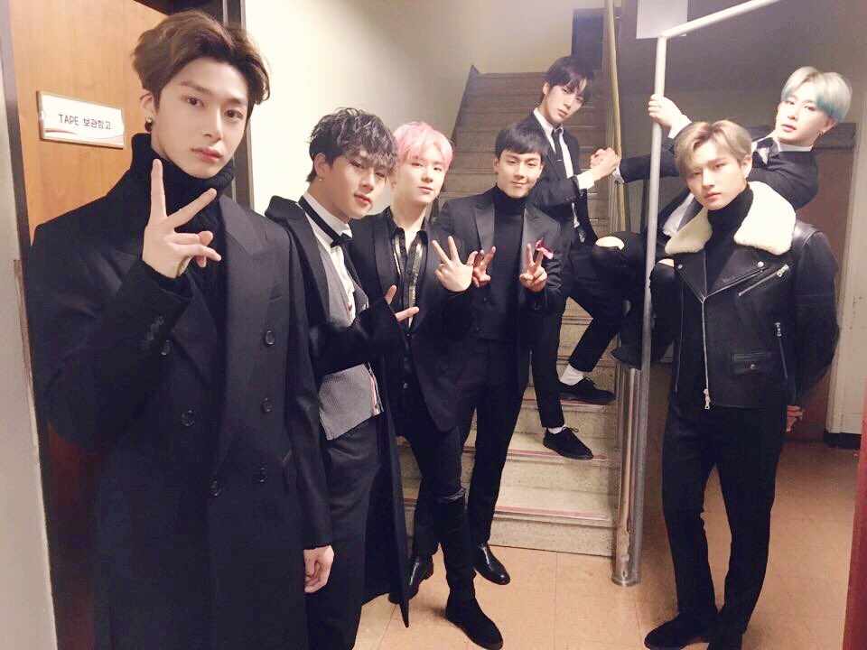 OfficialMONSTAX's tweet photo. [#MONSTA_X] 
#몬스타엑스 2016 #KBS가요대축제
#레드카펫 완료 ✔
잠시 후 KBS2 가요대축제에서 만나요!
2016.12.29 PM 8:30 본방사수 📺 https://t.co/hCM8NzFxQ7