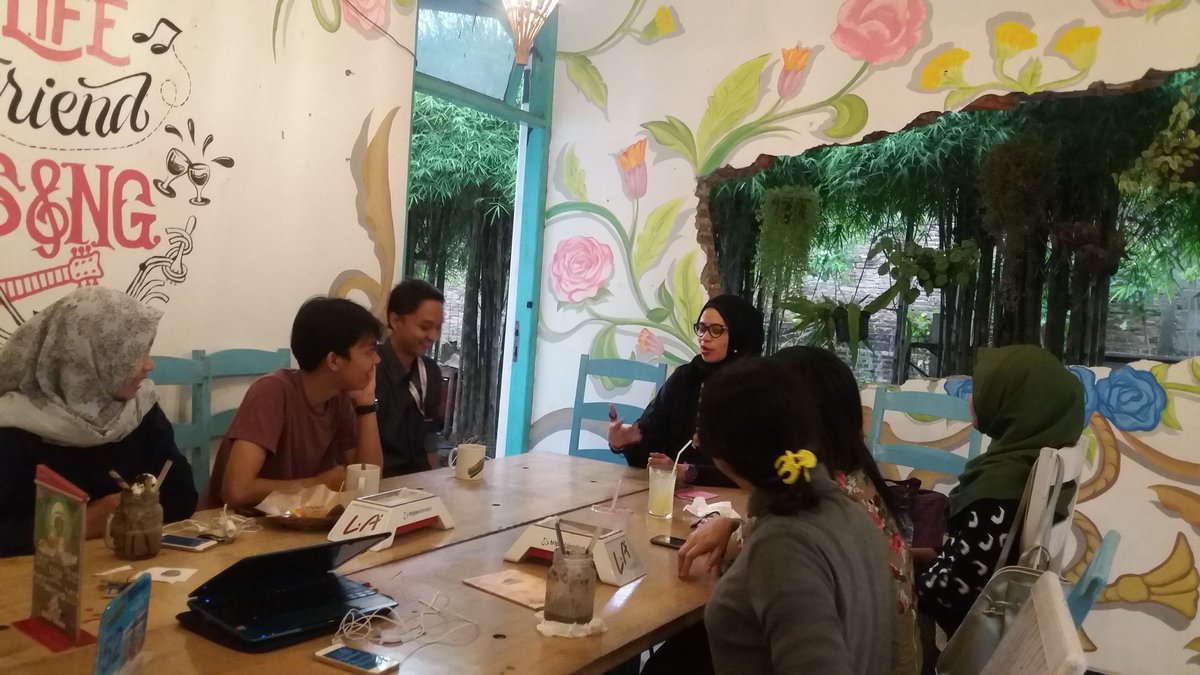 perhumasmudayk's tweet photo. Ibu @RismaUp berbagi cerita mengenai Mother as Public Relations, bagaimana Ibu dpt memberi contoh baik pd anaknya #BincangPMY #WeDoGoodPR https://t.co/rIi41Q3xf6