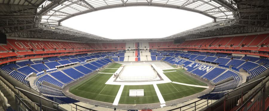 DamianoCori's tweet photo. A #Natale lo stadio di calcio diventa un campo da #hockey 🏒in 🇫🇷 @OL e una pista di #biathlon in 🇩🇪 @s04 e in 🇮🇹? #stadiamanagement https://t.co/MUofc8FHZ6