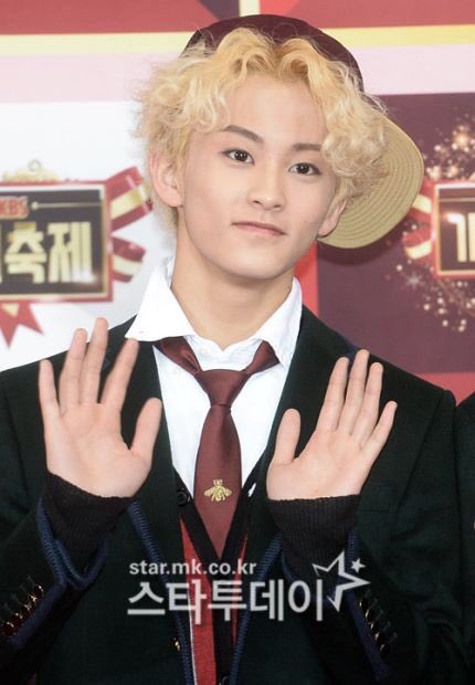 melonmark_th's tweet photo. [PRESS] 161229 #MARK AT #KBSGAYODAEJUN 2016 (3) 
หล่อสมเป็นลีดเดอร์มากเลยมาร์คคุง 🦁💞 https://t.co/4iGBgMzYPB