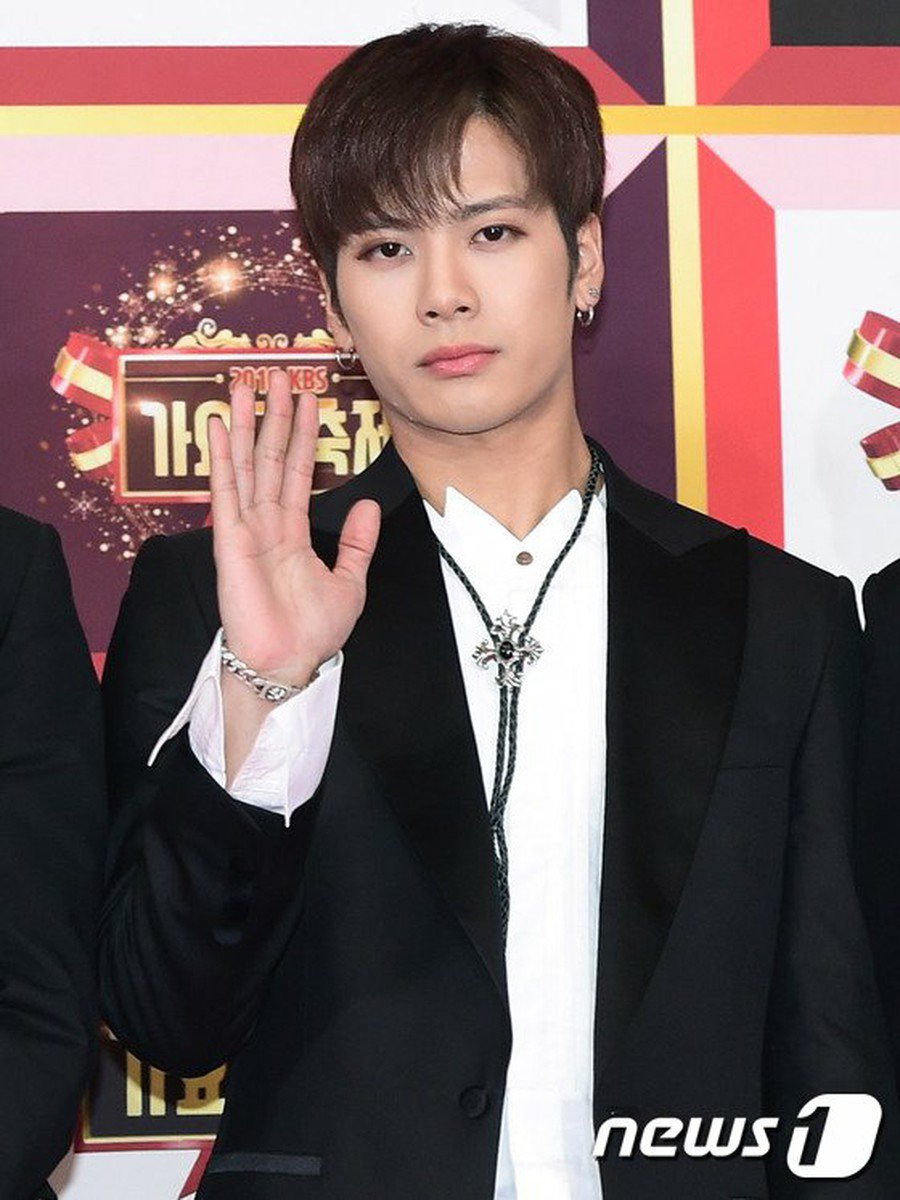 kor_celebrities's tweet photo. 「GOT7」Jackson、「2016 KBS歌謡大祝祭」フォトウォールイベントに出席。＠ソウル・汝矣島（ヨイド）KBS 「GOT7」のまとめLIVE： https://t.co/Rh7l1m4aIl https://t.co/PT9OkTH1vm