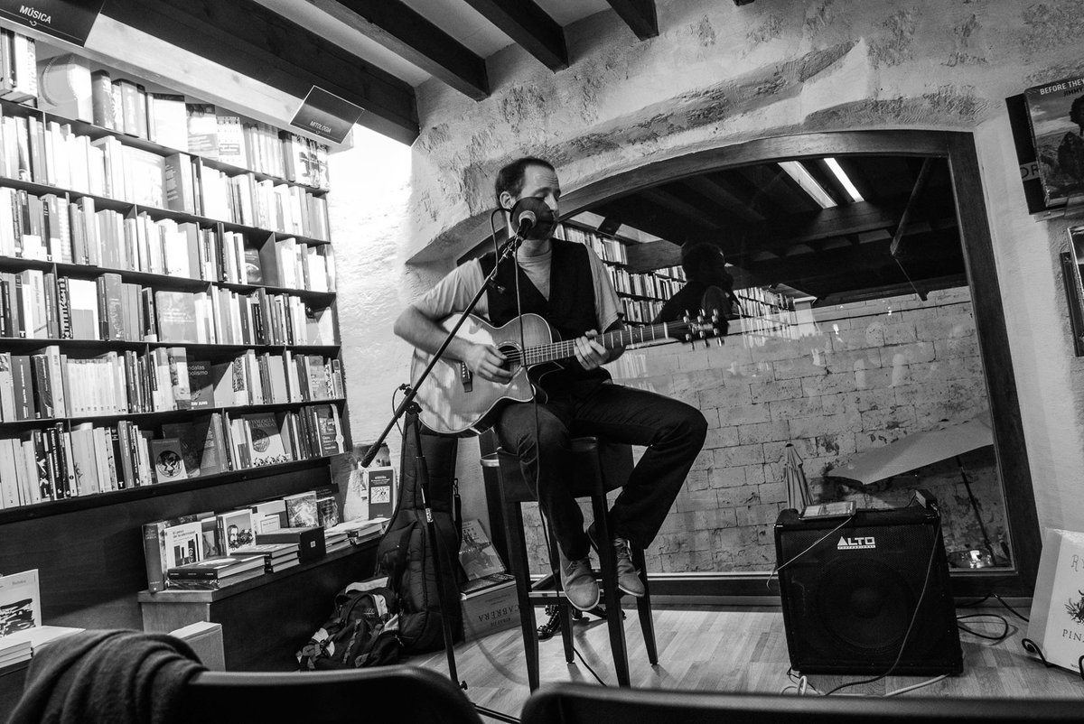 La_Vermutera's tweet photo. VERMUT DE CAP D'ANY. Dissabte 31, 12h Posarem #vermut i concert de Borja Aguiló a Almacén de Salazones https://t.co/d78aXr0xhf
