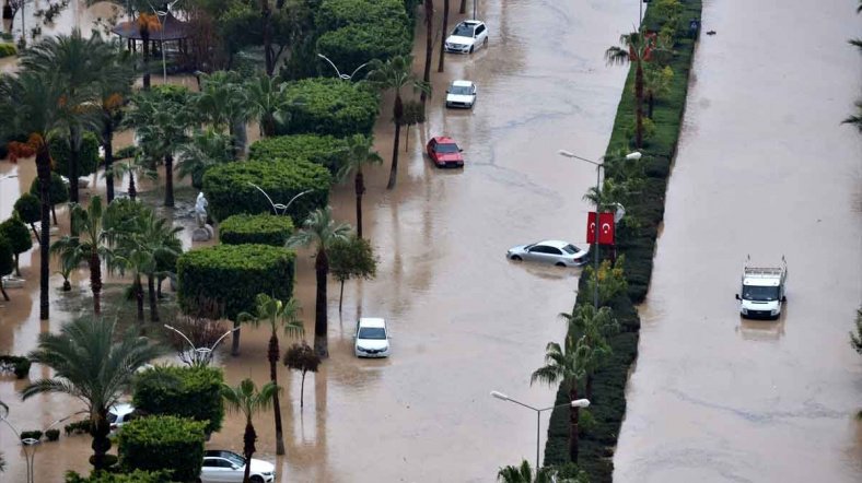 AJTurk's tweet photo. #Mersin'in Toroslar ilçesinde sel sularına kapılan 30 yaşlarında bir kadın boğularak hayatını kaybetti. https://t.co/B4oYjckm3o https://t.co/urPGPVkdu3