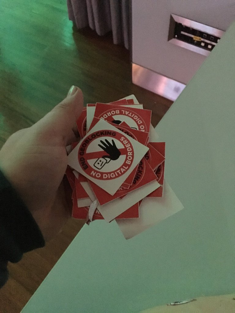 DarthSquig's tweet photo. 🏹 me down if u want some #endgeoblocking stickers #33c3 #nodigitalborders no border,no nation,netflix on vacation! https://t.co/aMrIwq3dFs