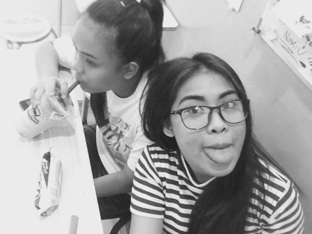 ZaraZarasoriano's tweet photo. We deserve this 👸 👸
with @gabbiangelamay
#pamperingbelike #foodporn #withsissy #Chocomarble #sweets https://t.co/BEbtEfe9f5