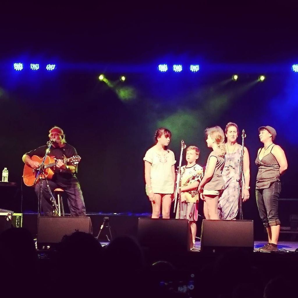 andthebeatgoes_'s tweet photo. Kev Carmody and family perform From Little Things Big Things Grow <3 #wff2016 #woodford #a… https://t.co/cmxU901yT5 https://t.co/UQHWpGJfWN