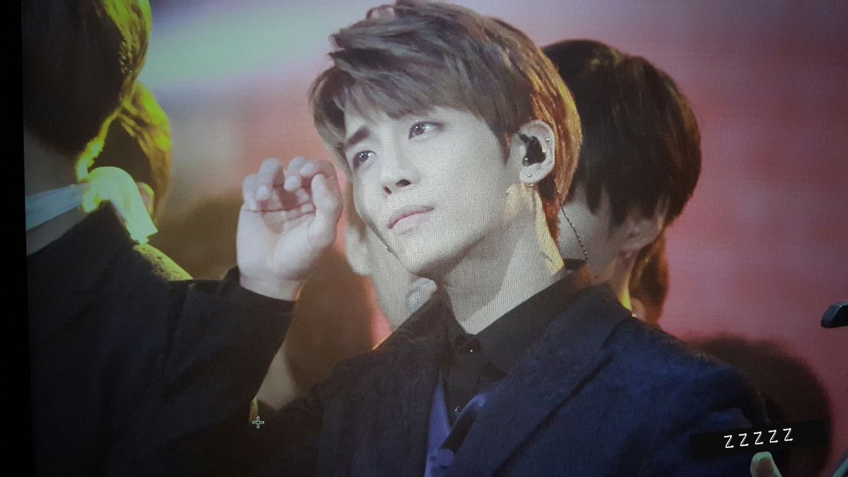 1210Heena's tweet photo. 161229 가요대축제 #종현 https://t.co/2KOoU35mtZ
