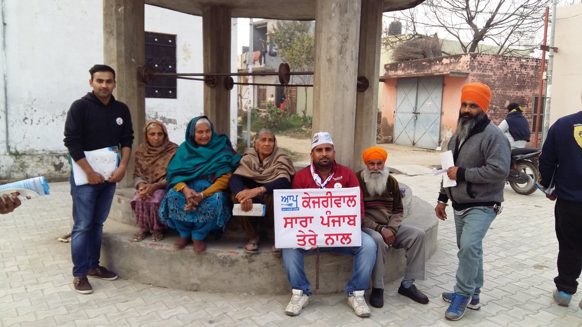 AapPardeep's tweet photo. ਹਲਕਾ ਚੱਬੇਵਾਲ ਤੋਂ ਆਪ ਉਮੀਦਵਾਰ ਰਮਨ ਕੁਮਾਰ ਲਈ ਪ੍ਰਚਾਰ ਕਰਦੇ ਹੋਏ ਆਪ ਵਲੰਟੀਅਰ ਇੰਕਲਾਬ ਜਿੰਦਾਬਾਦ
@ashoknanglia 
@ArvindKejriwal https://t.co/hUhO8JScGh