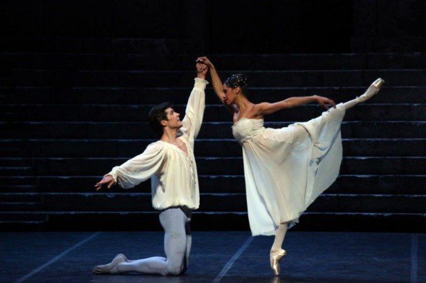 Danzaeffebi's tweet photo. Applausi interminabili al @teatroallascala #RomeoAndJuliet 
@RobertoBolle e @mistyonpointe. Matteo Iemmi su https://t.co/6y0rqKWxtU #ScalaRG https://t.co/xA4NjjmdHt
