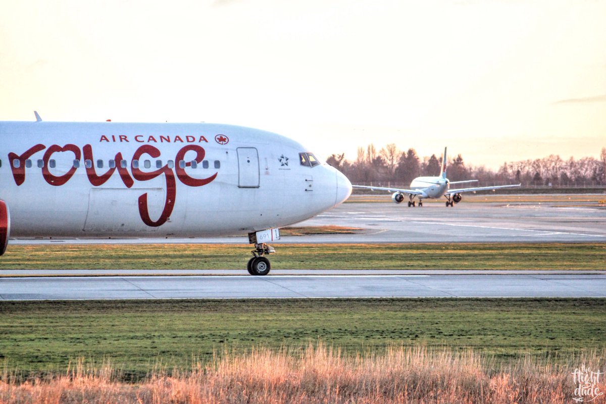 theflightdude's tweet photo. Big brother and little brother, @AirCanadaRouge taxiing behind @AirCanada! Good looks run in the family right? #acrouge #aircanada #yvr https://t.co/diRuJpCwN2