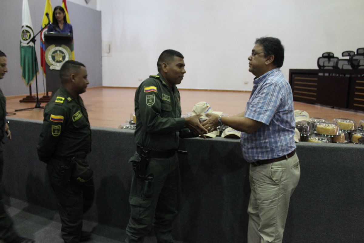 PoliciaBquilla's tweet photo. @transmetrobaq agradece nuestra vocación de servicio y labor realizada en el sistema durante el 2016. https://t.co/6oY5bmrLtF