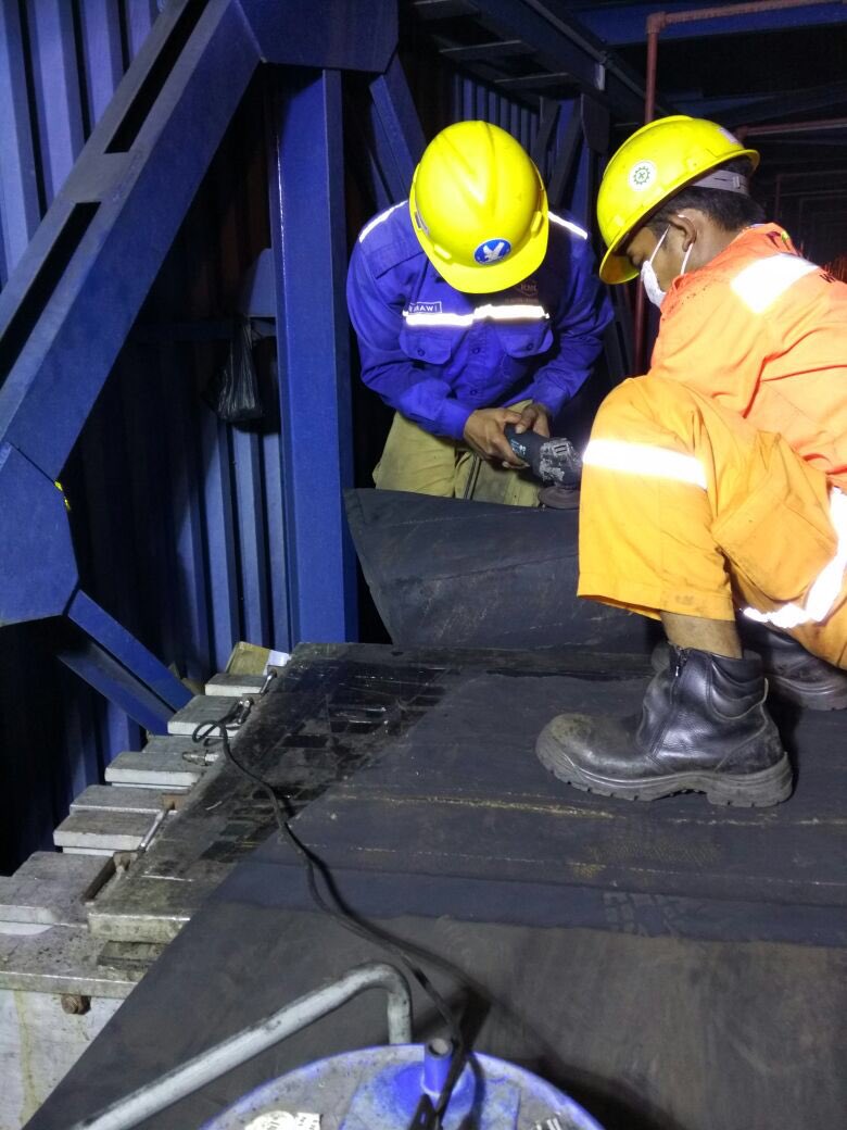 Ramaconvey's tweet photo. Hot splicing conveyor belt at power plant https://t.co/soxMSU1xq6