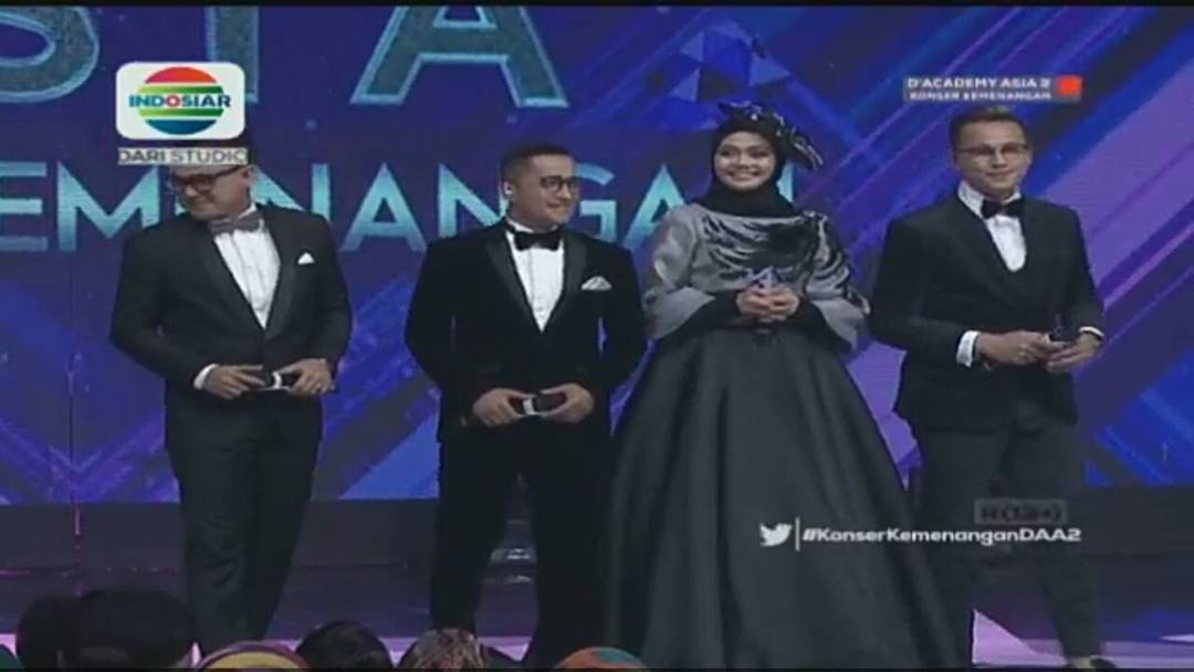 Damay_Ria1's tweet photo. Lagi nonton #KonserKemenanganDAA2 host @dhikacungkring @Rina_Nose @irfanhakim @ramzi_tebe 📺📷 https://t.co/8wj0k5MjIA