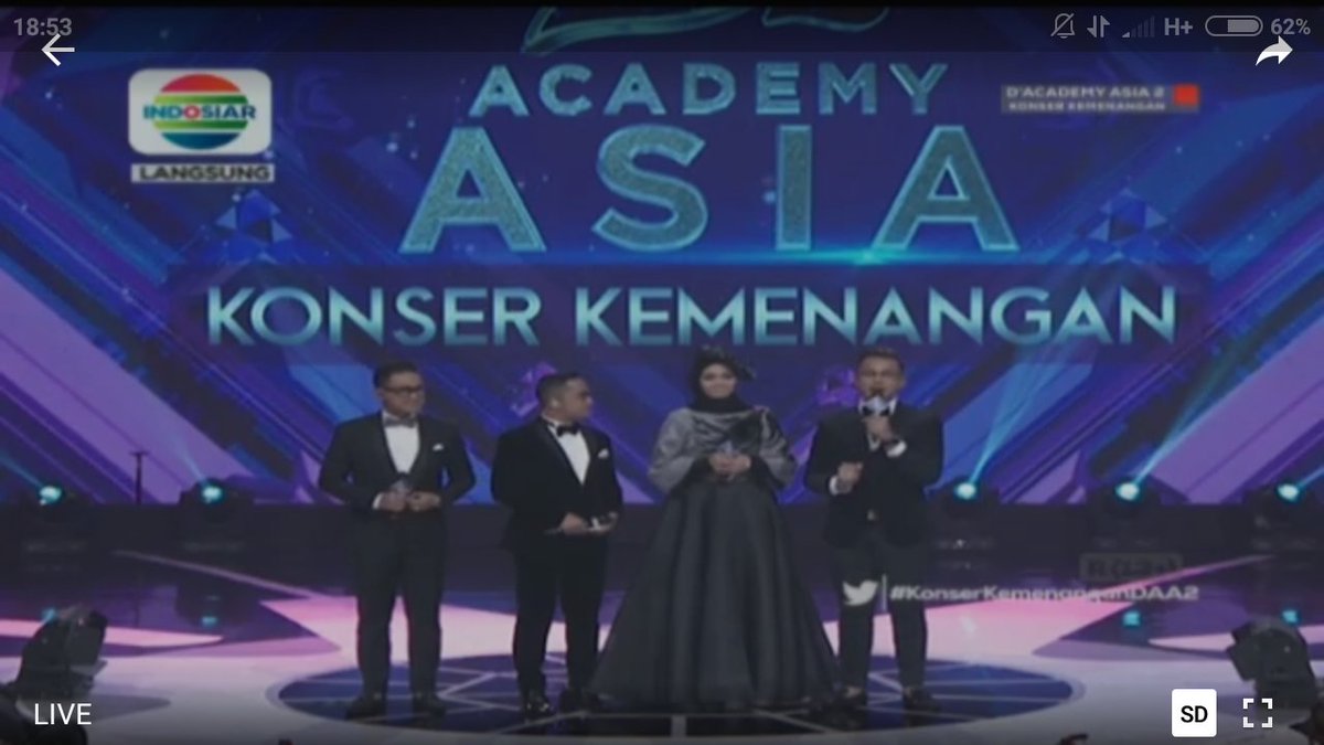 Damay_Ria1's tweet photo. Lagi nonton #KonserKemenanganDAA2 host @dhikacungkring @Rina_Nose @irfanhakim @ramzi_tebe 📺📷 https://t.co/8wj0k5MjIA