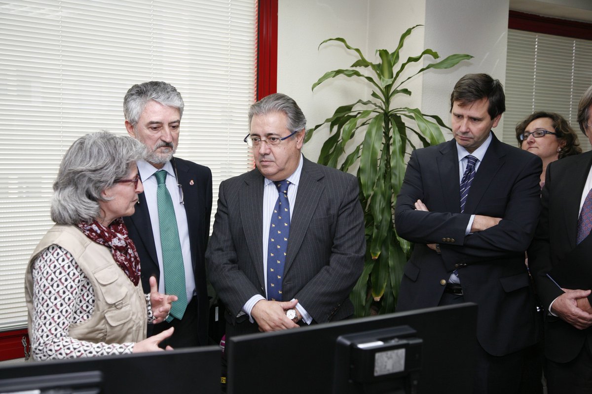 interiorgob's tweet photo. .@zoidoJI destaca la extraordinaria labor de los trabajadores de #ProtecciónCivil que realizan seguimiento continuo de emergencias en España https://t.co/34yy5Km2dk