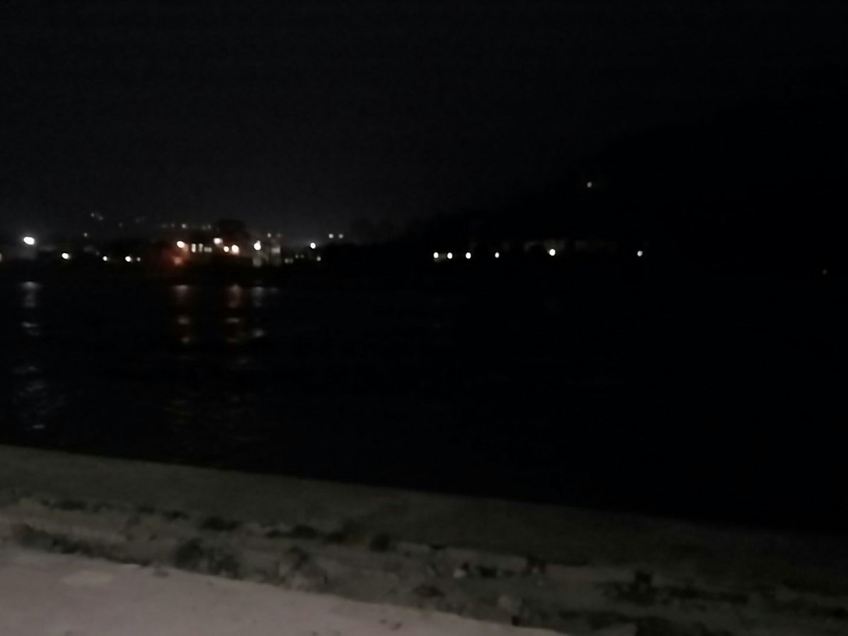 Rohangayari's tweet photo. What best gift you can give to yourself than put yourself in an advance course on banks of Ganges on a new year eve #truevacation https://t.co/N4vtNz472Q