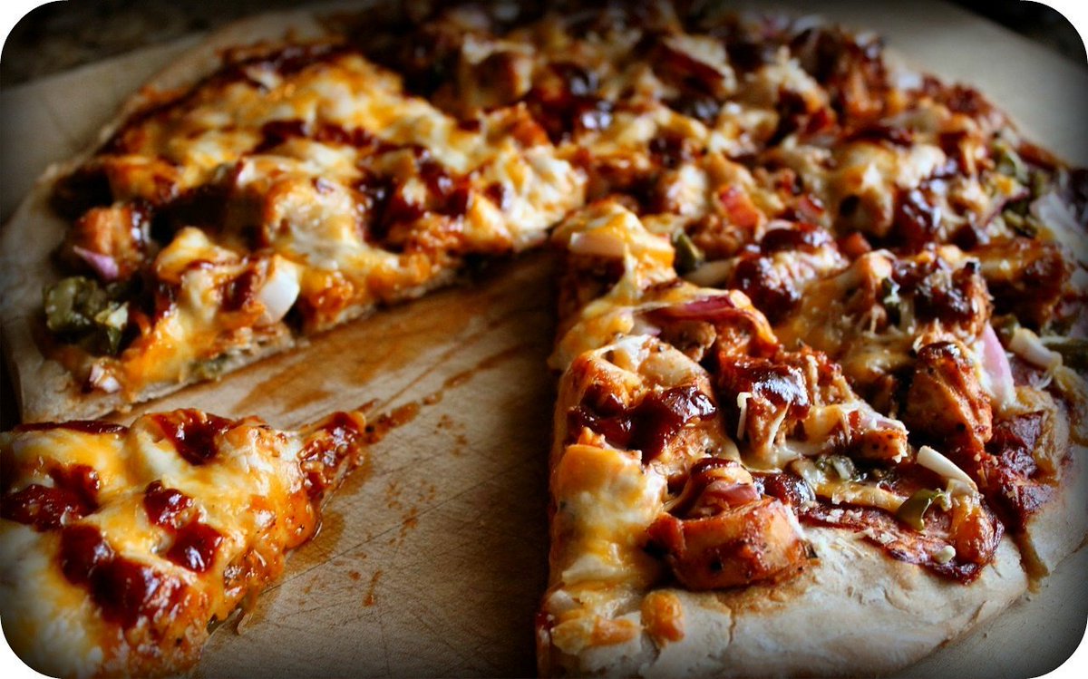 JustMyPizzas's tweet photo. Pollo y salsa barbacoa. Mis ingredientes favoritos en una pizza. #bbqpizza #pizzas #pizza #bbq #pizzatime #pizzapic #pizzaphoto #pizzafoto https://t.co/nQ2yGT74b8