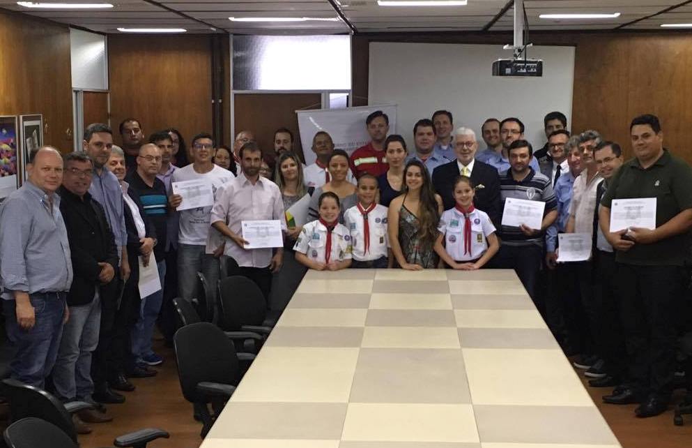 STDSRS's tweet photo. Entidades filantrópicas gaúchas recebem Certidão de Registro e Utilidade Pública da STDS. Leia mais: https://t.co/EtJBgHZUui https://t.co/S0vLyIDbZx